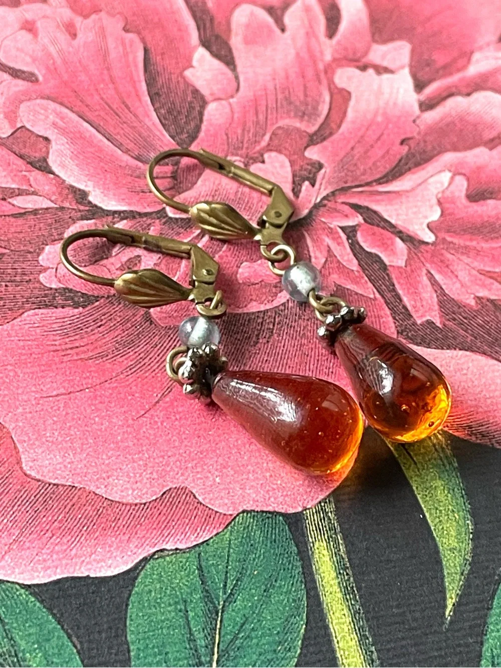 Vintage brasstone & amber/honey art glass teardrop dangle earrings boho